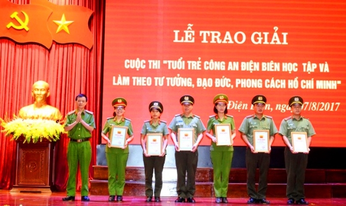 Trao giải cuộc thi viết "Tuổi trẻ Công an Điện Biên học tập và làm theo tư tưởng, đạo đức, phong cách Hồ Chí Minh" (Ảnh: Quang Khải)