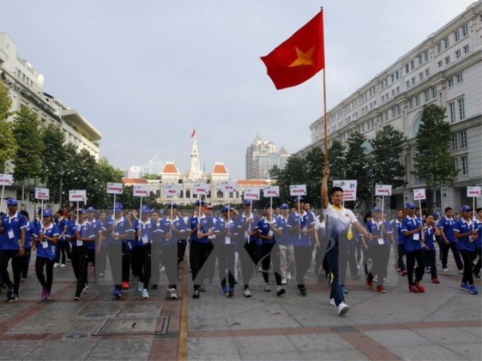 Đi bộ đồng hành cổ vũ Đoàn Thể thao Việt Nam tham dự SEA Games 29. (Ảnh: Hoàng Hải/TTXVN)