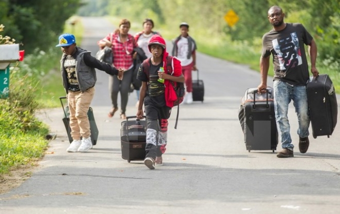 Người di cư Haiti tại Champlain, New York chuẩn bị vượt biên để vào Canada ngày 4/8. (Nguồn: AFP/TTXVN)