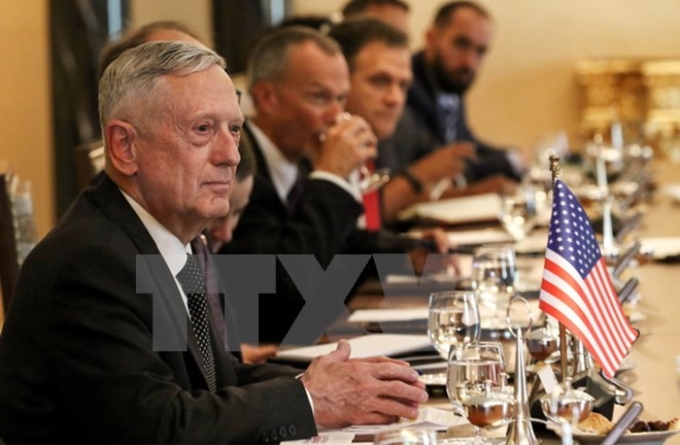 Bộ trưởng Quốc phòng Mỹ James Mattis (trái) trong một cuộc họp tại Arbil, Iraq ngày 22/8. (Nguồn: AFP/TTXVN)