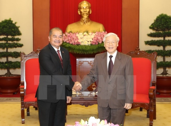 Tổng Bí thư Nguyễn Phú Trọng tiếp ông Kikeo Khaykham Phithoun, Bí thư Trung ương Đảng, Trưởng Ban Tuyên huấn Trung ương, Chủ tịch Hội đồng Khoa học Xã hội Lào. (Ảnh: Trí Dũng/TTXVN)