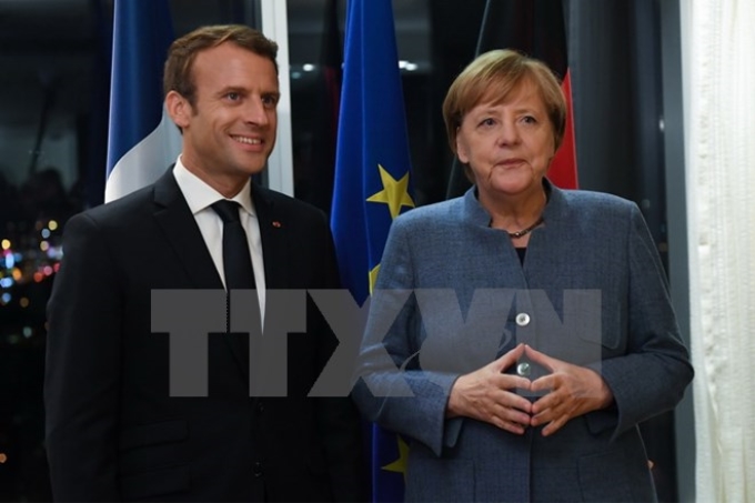 Thủ tướng Đức Angela Merkel (phải) và Tổng thống Pháp Emmanuel Macron trong cuộc gặp ở Tallinn, Estonia ngày 28/9. (Nguồn: AFP/TTXVN)