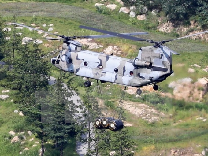 Máy bay quân sự Chinook CH-47 chuyên chở các thiết bị của Hệ thống THAAD tới Seongju ngày 4/9. (Nguồn: EPA/ TTXVN)