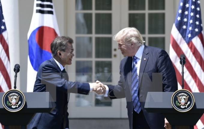 Tổng thống Mỹ Donald Trump (phải) và Tổng thống Hàn Quốc Moon Jae-in trong cuộc họp báo chung tại Washington, Mỹ ngày 30/6. (Nguồn: AFP/TTXVN)