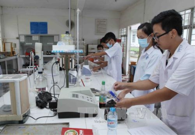 Học viên cao học khoa Thủy sản, Trường Đại học Cần Thơ, học thực hành chế biến dinh dưỡng thủy sản. Ảnh: Quý Trung/TTXVN