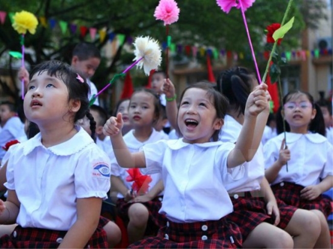 Niềm vui của học sinh lớp 1 trong ngày khai giảng năm học mới tại Trường Phổ thông cơ sở Nguyễn Đình Chiểu, Hà Nội. (Ảnh: Quý Trung/TTXVN)