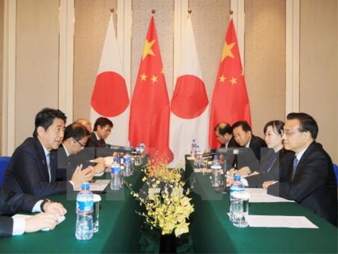 Thủ tướng Nhật Bản Shinzo Abe (trái) có cuộc gặp với người đồng cấp Trung Quốc Lý Khắc Cường (phải), bên lề Hội nghị Cấp cao Á- Âu lần thứ 11 (ASEM 11) tháng 7/2016. (Nguồn: Kyodo/TTXVN)