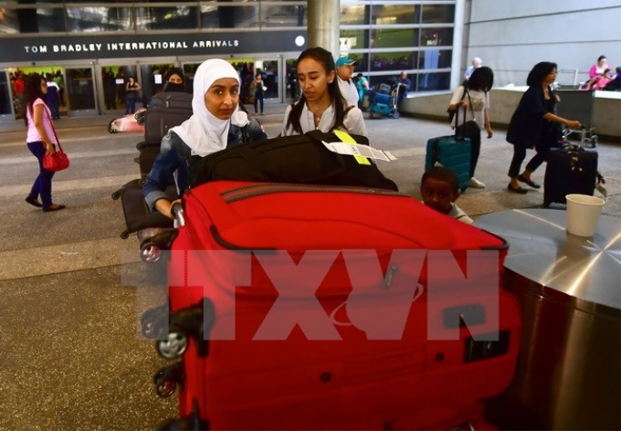 Hành khách tại Sân bay Quốc tế Los Angeles, Mỹ ngày 29/6. (Nguồn: AFP/TTXVN)