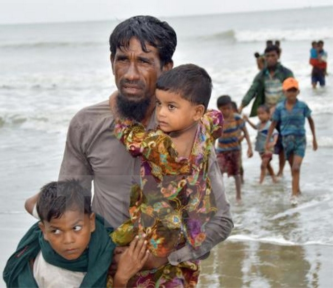 Người Hồi giáo Rohingya vượt biên sang Bangladesh lánh nạn do tình trạng bạo lực tại bang Rakhine ngày 8/9. (Nguồn: Kyodo/TTXVN)