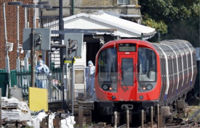 Cảnh sát Anh điều tra tại khu vực ga tàu điện ngầm Parsons Green ở London sau vụ đánh bom. (Ảnh: AFP/TTXVN)