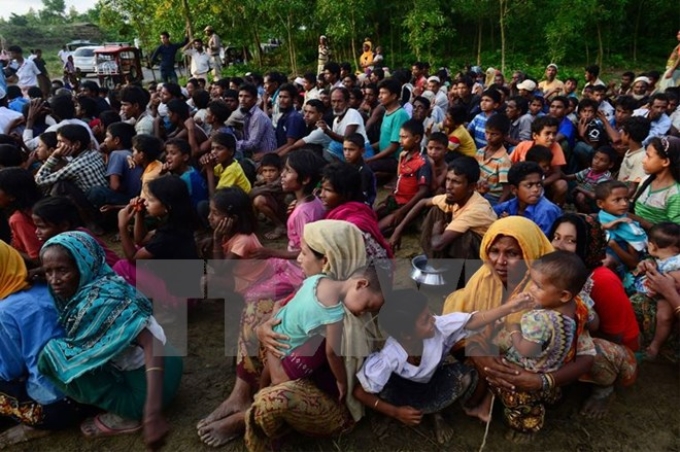 Người tị nạn Rohingya chờ hàng cứu trợ ở khu trại tị nạn Kutupalong tại Ukhiya, Bangladesh ngày 8/9. (Nguồn: AFP/TTXVN)