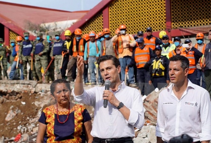 Tổng thống Mexico Enrique Pena Nieto (giữa, phía trước) tới thăm thành phố Juchitan de Zaragoza, bang Oaxaca sau động đất ngày 8/9. (Nguồn: THX/TTXVN)