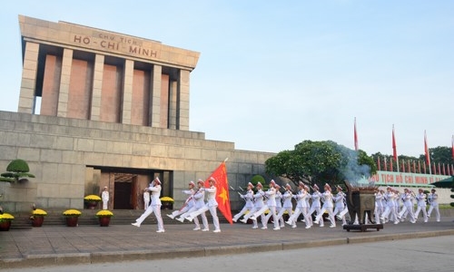 72 năm, "rũ bùn đứng dậy sáng lòa"