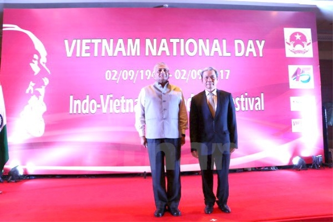 Đại sứ Việt Nam tại Ấn Độ Tôn Sinh Thành và Quốc vụ khanh Bộ Ngoại giao Ấn Độ V. K Singh. (Ảnh: Cơ quan thường trú New Delhi)