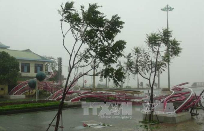 Các biển hiệu, cổng chào trên đường phố Đồng Hới bị gió giật đổ. Ảnh: Đức Thọ/TTXVN