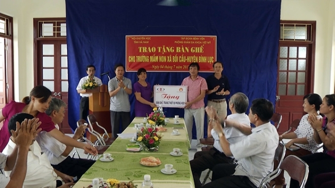 Hội Khuyến học tỉnh Hà Nam trao bàn, ghế tặng Trường mầm non xã Bối Cầu, huyện Bình Lục.