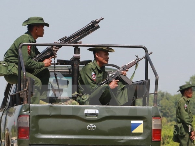 Binh sỹ Myanmar tuần tra tại khu vực Maungdaw, bang Rakhine. (Nguồn: AFP/TTXVN)