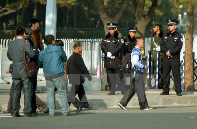 Cảnh sát tại lối vào Quảng trường Thiên An Môn ở Bắc Kinh. (Ảnh: AFP/TTXVN)