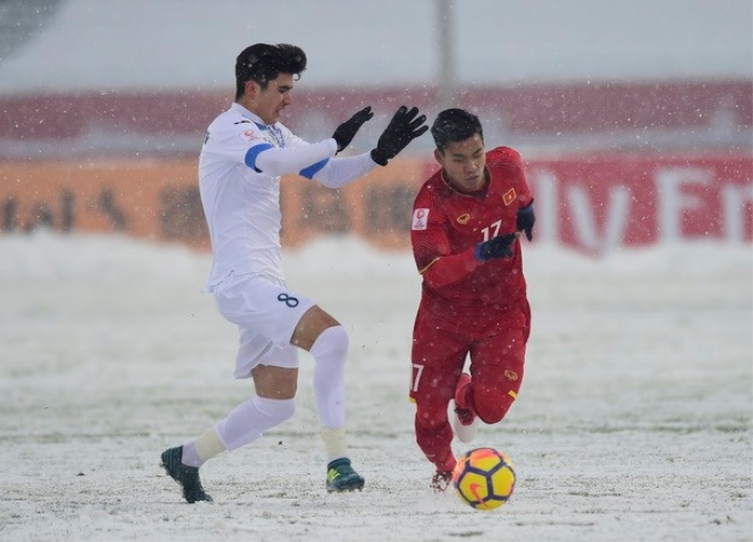 Pha tranh bóng giữa Jasurbek Yakhshiboev (trái) của U23 Uzbekistan với Vũ Văn Thanh (phải) của U23 Việt Nam trong trận đấu. (Nguồn: AFP/TTXVN)