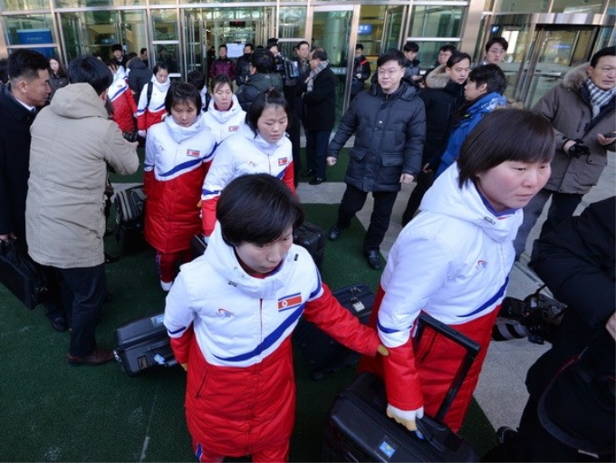 Nhóm tiền trạm Triều Tiên và đoàn vận động viên khúc côn cầu trên băng tại văn phòng hải quan, nhập cư và kiểm dịch Paju ngày 25/1. (Nguồn: Yonhap/TTXVN)