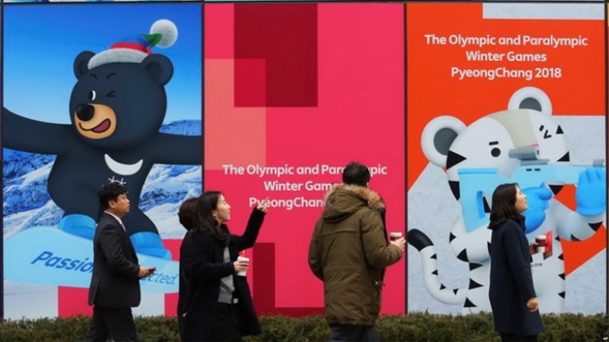 Áp phích quảng cáo các tượng linh vật Olympic mùa đông Pyeongchang 2018 tại Seoul, Hàn Quốc. (Nguồn: AP)