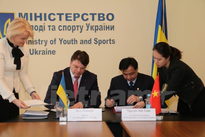 Đại sứ Việt Nam tại Ukraine Nguyễn Anh Tuấn (phải) và Bộ trưởng Bộ Thể thao và Thanh niên Ukraine, Igor Zhdanov tại lễ ký. (Ảnh: Vietnam+)