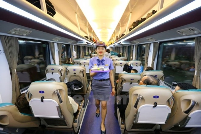 Đường sắt đã đưa các đoàn tàu khách đóng mới vào khai thác và phục vụ miễn phí suất ăn hàng không trên tuyến Bắc-Nam. (Ảnh: Vietnam+)