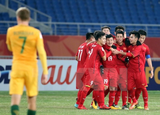 Các cầu thủ U23 Việt Nam ăn mừng sau bàn thắng của Quang Hải. (Ảnh: TTXVN)