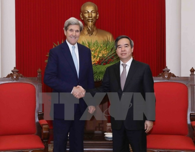 Trưởng Ban Kinh tế Trung ương Nguyễn Văn Bình tiếp cựu Ngoại trưởng Mỹ John Kerry, Chủ tịch danh dự Quỹ Hoà bình Quốc tế Carnegie. (Ảnh: TTXVN)