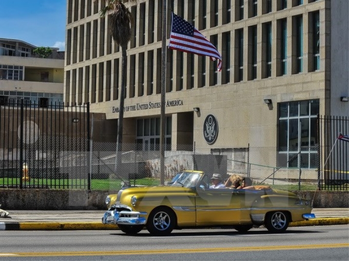 Bên ngoài Đại sứ quán Mỹ tại La Habana - Cuba ngày 3/10. (Nguồn: AFP/TTXVN)