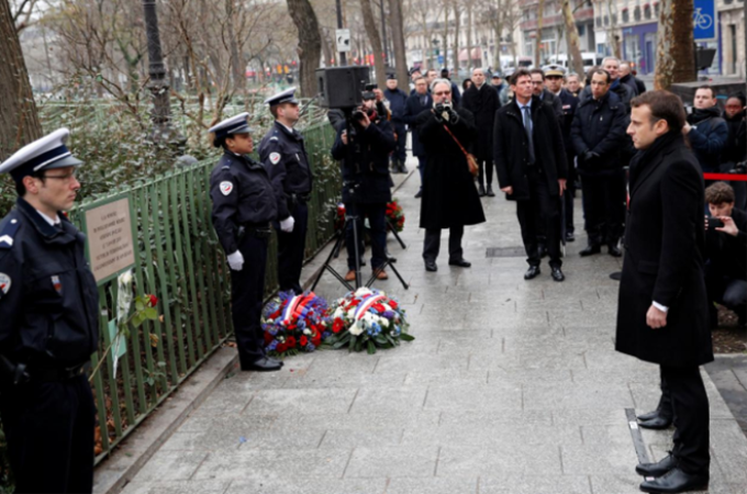 Tổng thống Pháp Emmanuel Macron tới đặt vòng hoa tưởng niệm. (Nguồn: Reuters)