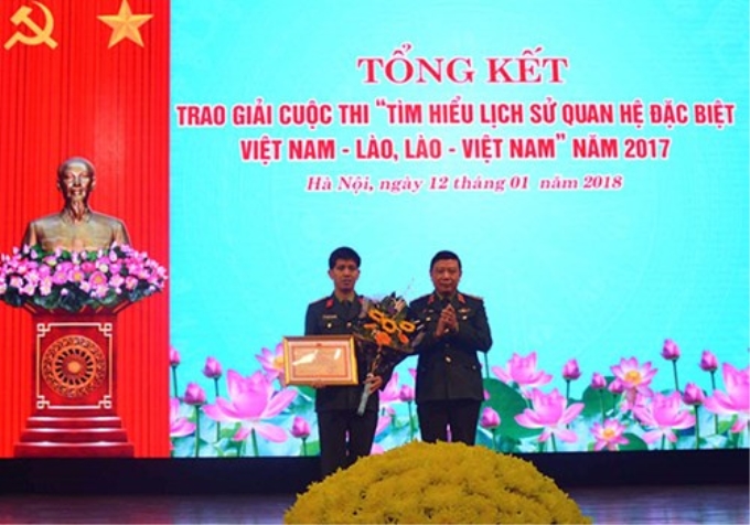 Trung tướng Lê Hiền Vân trao thưởng tặng tác giả đoạt giải Nhất.
