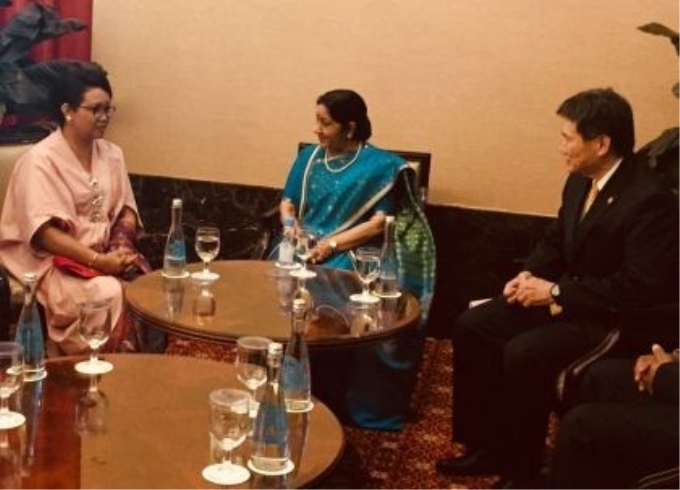 Ngoại trưởng Ấn Độ Sushma Swaraj (phải) và Tổng thư ký ASEAN Dato Paduka Lim Jock Hoi. (Nguồn: rediff.com)