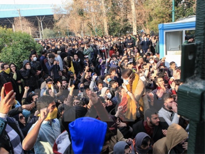 Người dân biểu tình phản đối các vấn đề về kinh tế ở Tehran, Iran ngày 30/12/2017. (Nguồn: AFP/TTXVN)