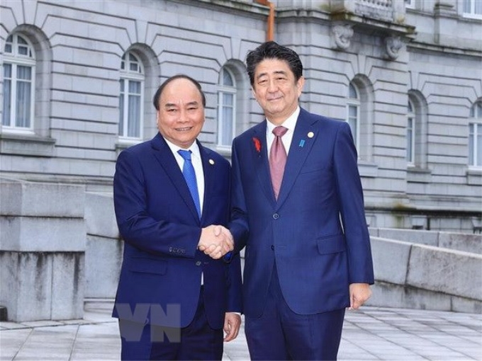 Thủ tướng Nhật Bản Shinzo Abe đón Thủ tướng Nguyễn Xuân Phúc. (Ảnh: Thống Nhất/TTXVN)