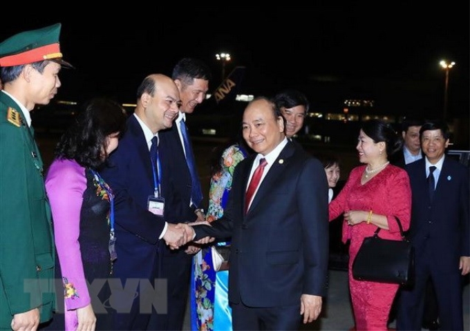 Các đại biểu tiễn Thủ tướng Nguyễn Xuân Phúc và đoàn Việt Nam tại sân bay quốc tế Haneda của Tokyo. (Ảnh: Thống Nhất/TTXVN)