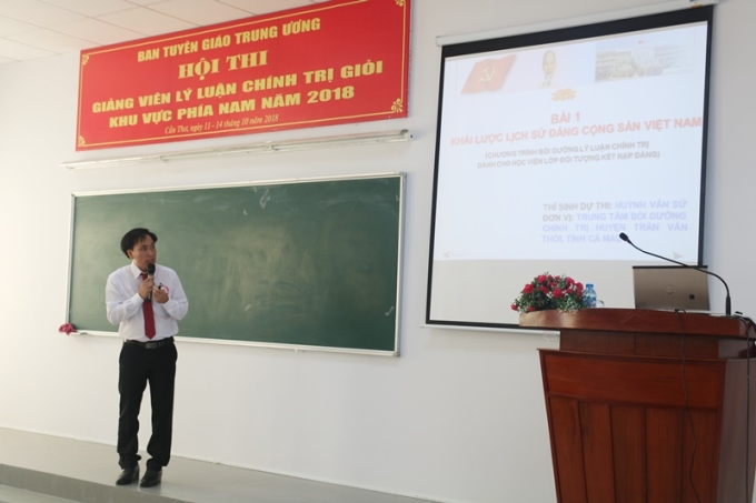 Thí sinh Huỳnh Văn Sử giới thiệu bài học với cả lớp