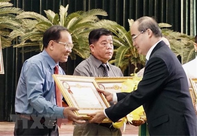 Bí thư Thành ủy Thành phố Hồ Chí Minh Nguyễn Thiện Nhân trao tặng Bằng khen của Ban Thường vụ Thành ủy cho các cá nhân, tập thể xuất sắc. (Ảnh: Anh Tuấn/TTXVN)