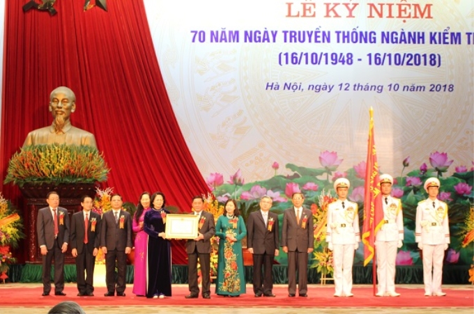 Quyền Chủ tịch nước Đặng Thị Ngọc Thịnh trao Huân chương Lao động hạng Nhất tặng UBKT Trung ương.