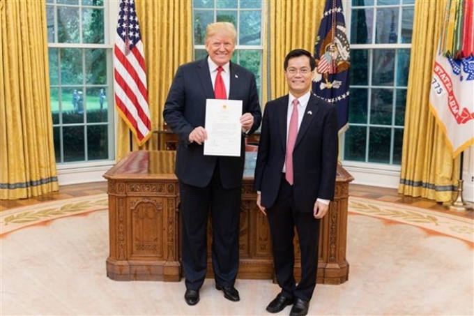 Đại sứ Hà Kim Ngọc trình Quốc thư lên Tổng thống Donald Trump hôm 17/9. (Ảnh: TTXVN)