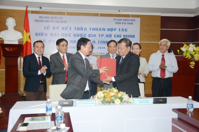 Lãnh đạo tỉnh Tây Ninh và Đại học Quốc gia TP. HCM ký thoả thuận hợp tác.