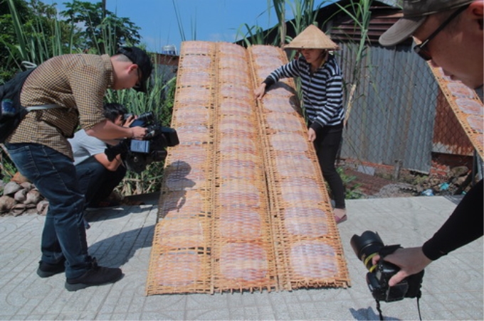 Các phóng viên ghi lại hình ảnh phơi bánh tráng tại Trảng Bàng.
