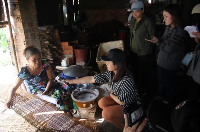 Bà Phạm Thị Đương (Khu phố Lộc Du, Thị trấn Trảng Bàng) trả lời báo chí về nghề làm bánh tráng phơi sương của gia đình.