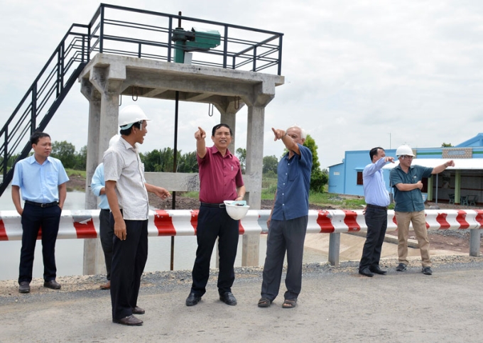 Chủ tịch UBND tỉnh Cao Văn Trọng khảo sát hồ nước ngọt tại huyện Ba Tri. Ảnh: C.Trúc