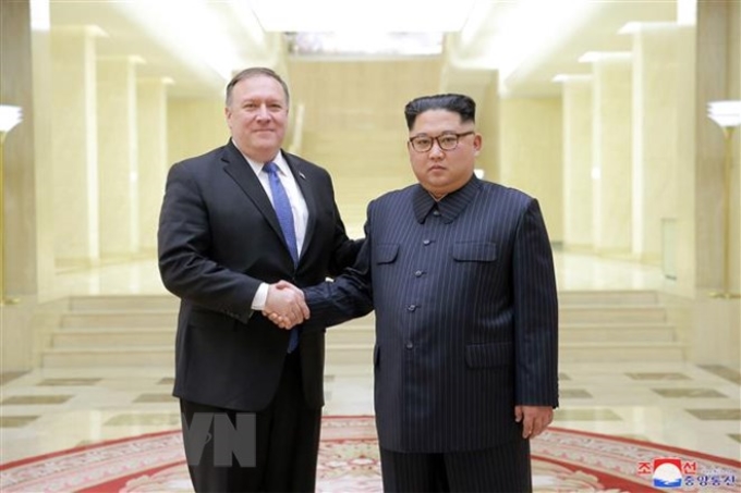 Ngoại trưởng Mỹ Mike Pompeo (trái) hội kiến nhà lãnh đạo Triều Tiên Kim Jong-un tại Bình Nhưỡng ngày 9/5/2018. (Ảnh: Yonhap/TTXVN)