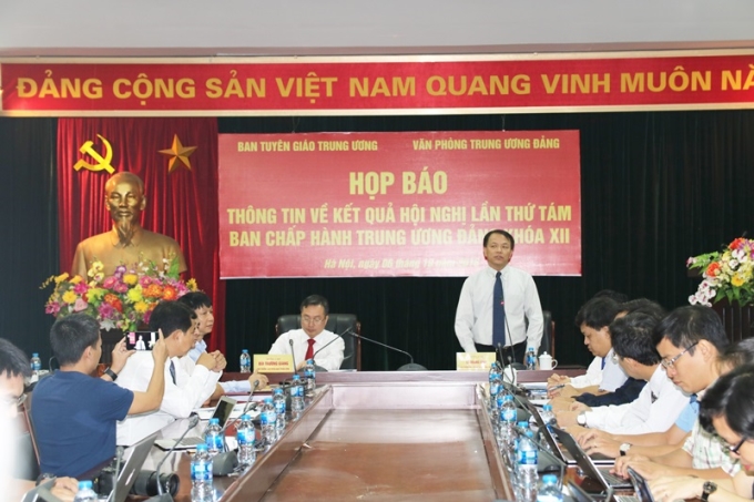 Đồng chí Lê Quang Vĩnh trả lời các câu hỏi tại buổi họp báo