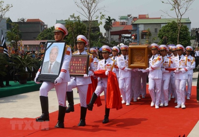 Đưa linh cữu nguyên Tổng Bí thư Đỗ Mười vào khu vực an táng. (Ảnh: Doãn Tấn/TTXVN)