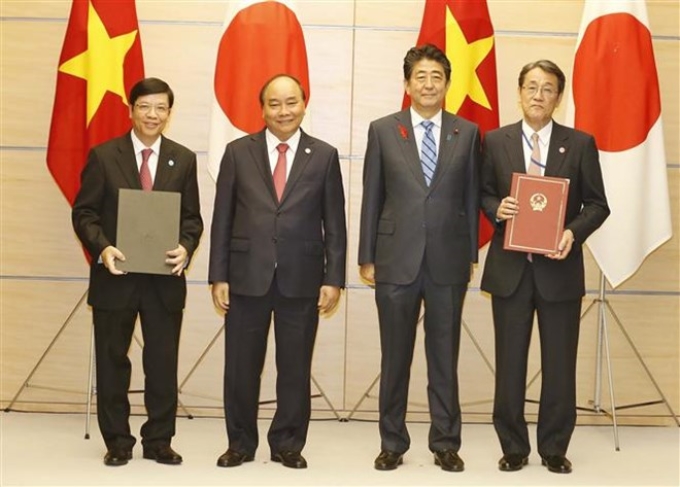 Thủ tướng Nguyễn Xuân Phúc và Thủ tướng Nhật Bản Shinzo Abe chứng kiến lễ trao Công hàm trao đổi dự án viện trợ không hoàn lại “Tăng cường năng lực kiểm nghiệm cho Trung tâm Kiểm nghiệm, kiểm chứng và Tư vấn chất lượng Nông lâm thủy sản để đảm bảo an toàn thực phẩm nông lâm thủy sản". (Ảnh: TTXVN)