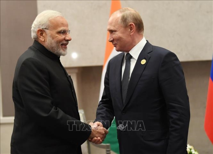 Tổng thống Nga Vladimir Putin (phải) trong cuộc gặp Thủ tướng Ấn Độ Narendra Modi tại một hội nghị ở Johannesburg, Nam Phi ngày 26/7/2018. (Ảnh: AFP/TTXVN)