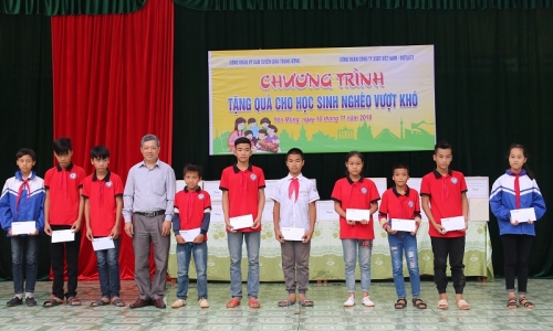 Tặng quà cho học sinh nghèo vượt khó ở Yên Mông (Hòa Bình)